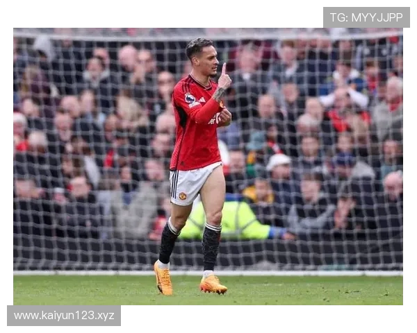 安东尼在曼联最后时光遭冷遇只能住酒店并被安排单独训练